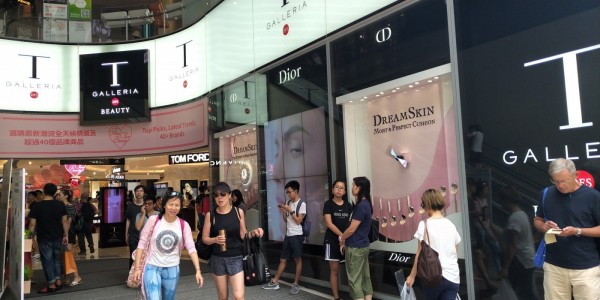 ▲DFS在香港共有3间店，其中尖沙嘴广东道店（左）是全球第一间导入「美图魔镜」试妆的店，而希慎广场铜锣湾店（右）将于9月上线。