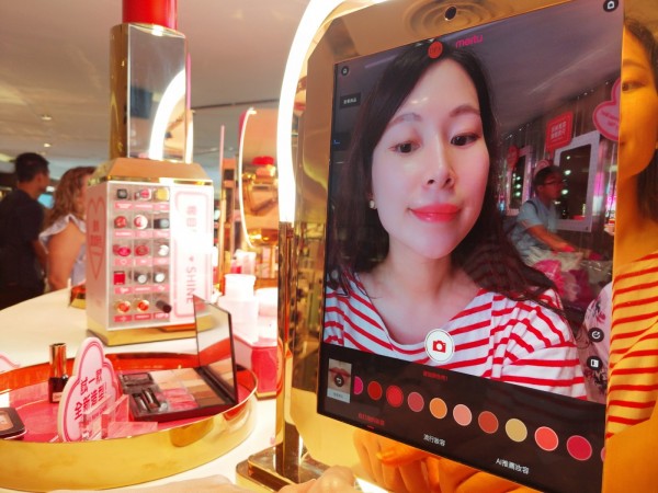 ▲美图技术长张伟表示，基于镜头的调教及3D感测器，都会影响上妆及肤色的真实性，曾考虑过为此开发专用的硬件设备，但最后仍选择拍照画素颇佳的iPad Pro。