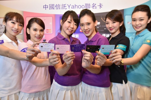 中國信託Yahoo聯名卡個性五卡樣(右起夢想藍、優越黑、獨尊紫、寵愛粉、勇敢虹).JPG