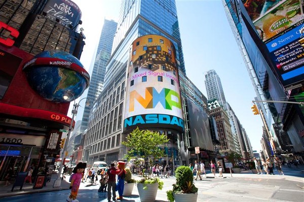 NXP 標誌出現在 NASDAQ Tower 上