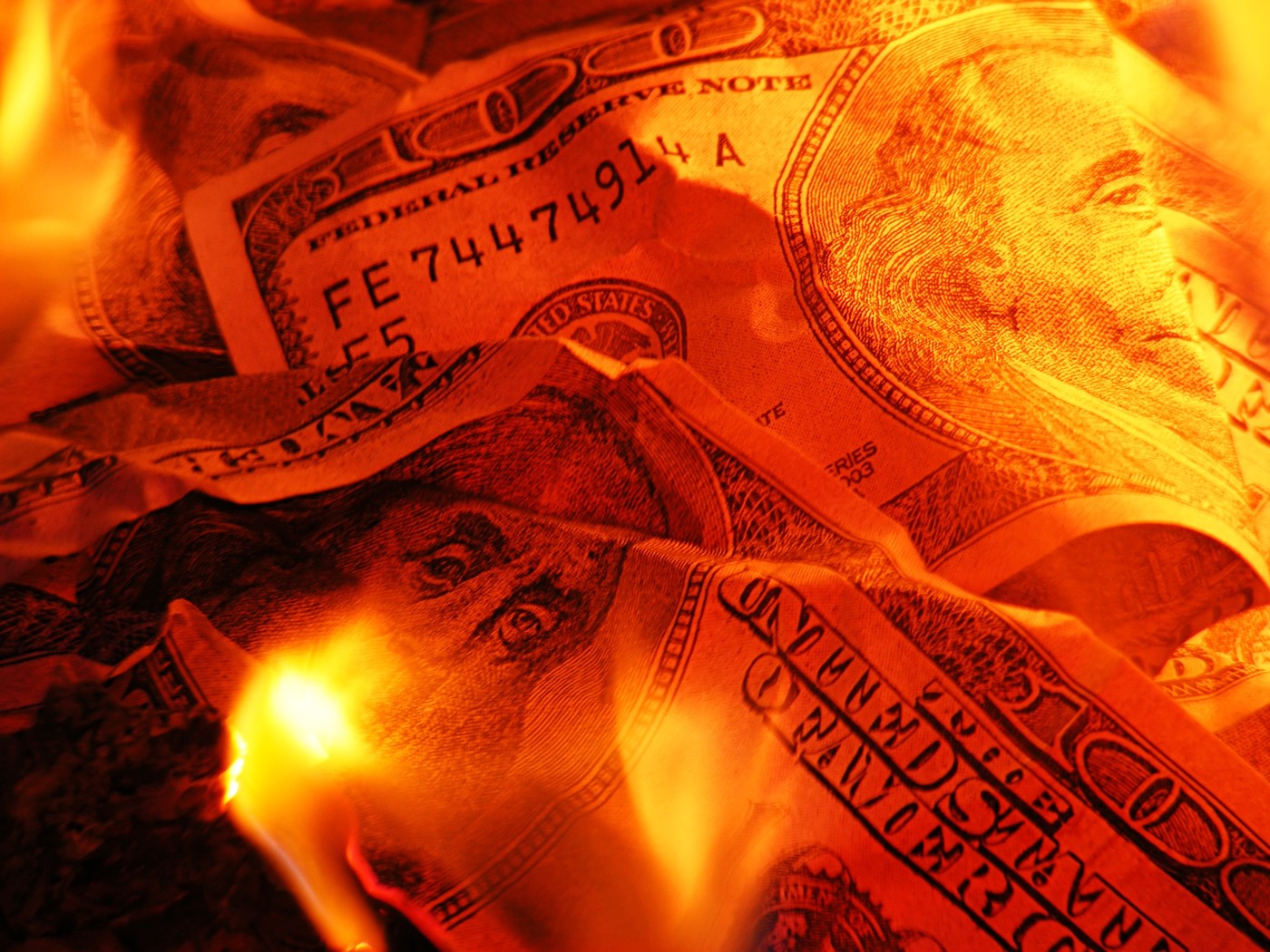 燒錢burn money_shutterstock_107181203.jpg