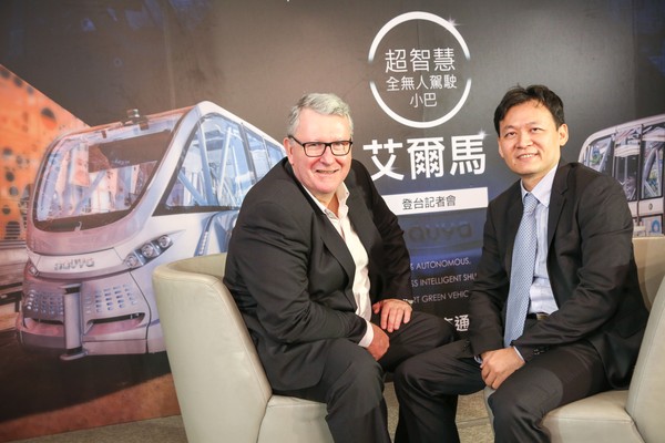 NAVYA副總Henri Coron(左)_喜門史塔雷克台灣總經理丁彥允(右)_NAVYA艾爾馬無人