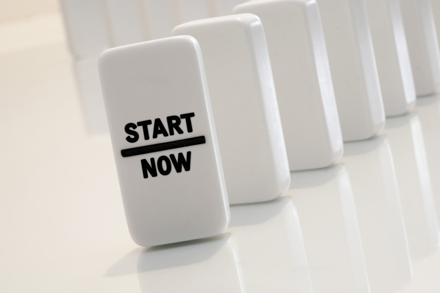 白色骨牌 start now