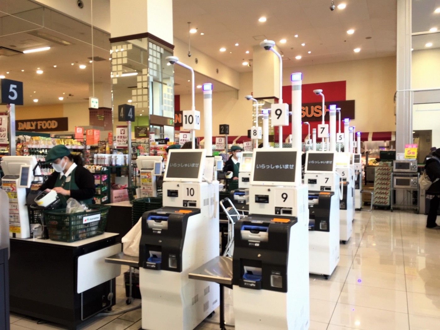 日本Maruetsu超商的半自助式收銀櫃檯.jpg