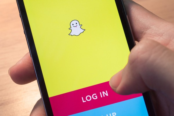 限編輯使用snapchat_Wachiwit - Shutterstock.com_43369609
