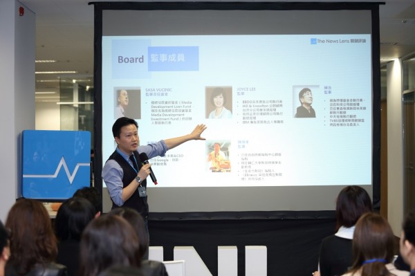 關鍵評論網共同創辦人暨執行長鍾子偉解說董事會成員.JPG
