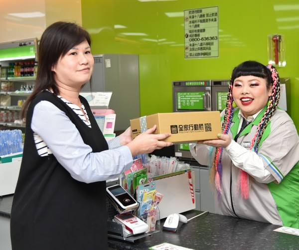 人氣爆棚的渡邊直美擔任全家一日店長,並與「全家」旗下電商平台─全家行動購合作,為台灣消費者引薦一系列