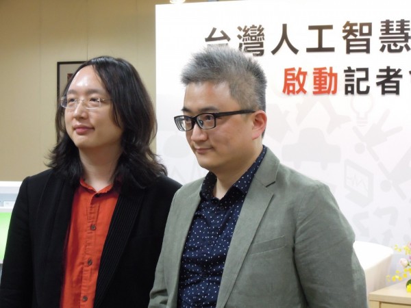 台灣人工智慧實驗室負責人杜奕瑾和政務委員唐鳳.jpg