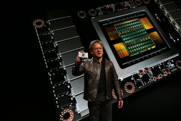NVIDIA 創辦人黃仁勳展示 Volta 微架構晶片