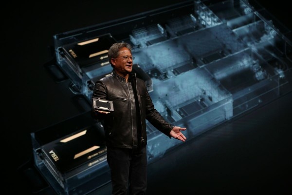 NVIDIA 創辦人黃仁勳展示 TESLA V100