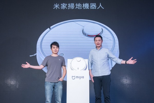 小米攜手石頭科技,打造兼具智慧科技與掃地功能的掃地機器人(左:石頭科技CEO 昌敬;右:小米台灣總經