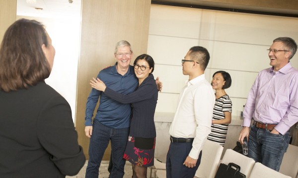 蘋果CEO庫克與藍思科技董事長周群飛.jpg