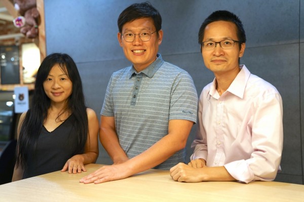 【圖一】嚮網科技共同創辦人高儷玲,LINE 全球事業拓展部資深副總裁姜玄玭,嚮網科技共同創辦人陳慶蔚
