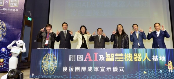 桃園市副市長王明德、政務委員唐鳳、微軟大中華區總裁幕僚長暨行銷營運長趙質忠為桃園AI智慧機器人基地讚