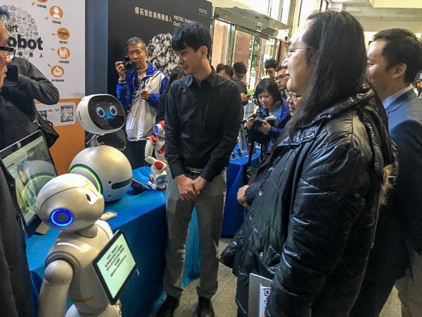 政務委員唐鳳參觀智慧機器人Pepper、Zenbo