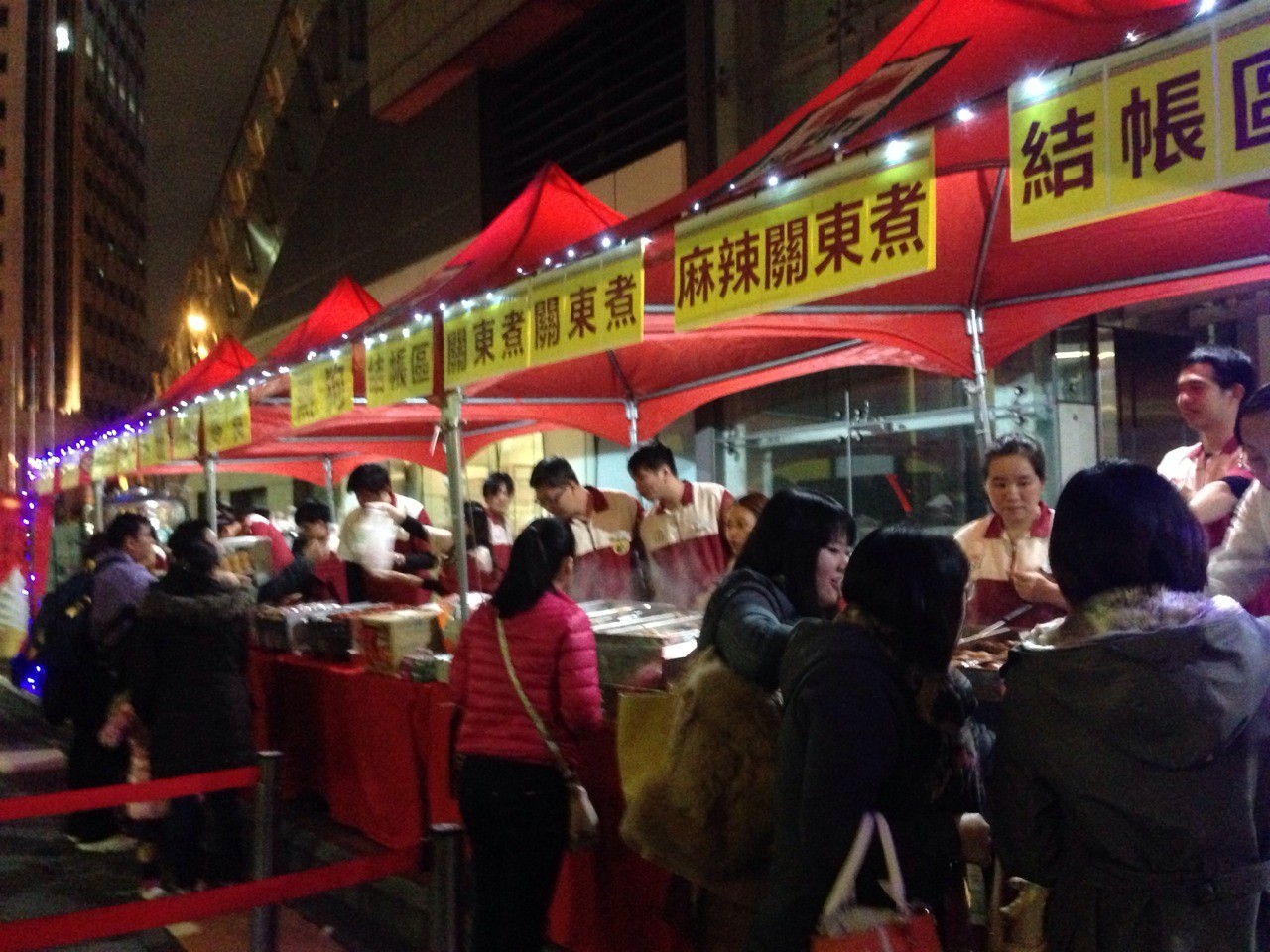 7-ELEVEN於統一時代百貨前增設攤位,便利民眾購買熱食.jpg