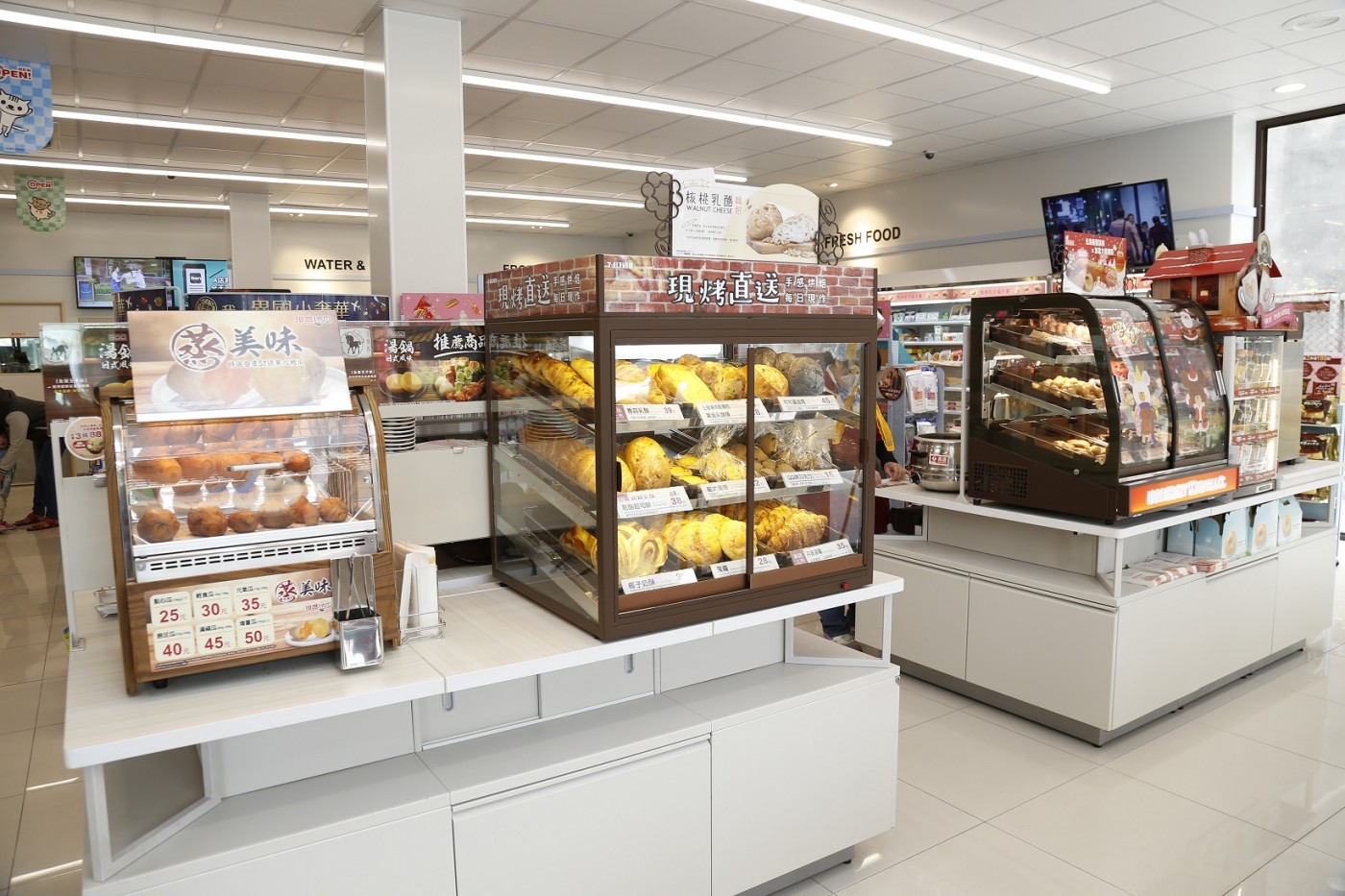 07_兩座熱食自助區,搭配18°C與4°C鮮食開放式冰箱面加寬,完整呈現正餐、輕食及各類熱食,更搭配