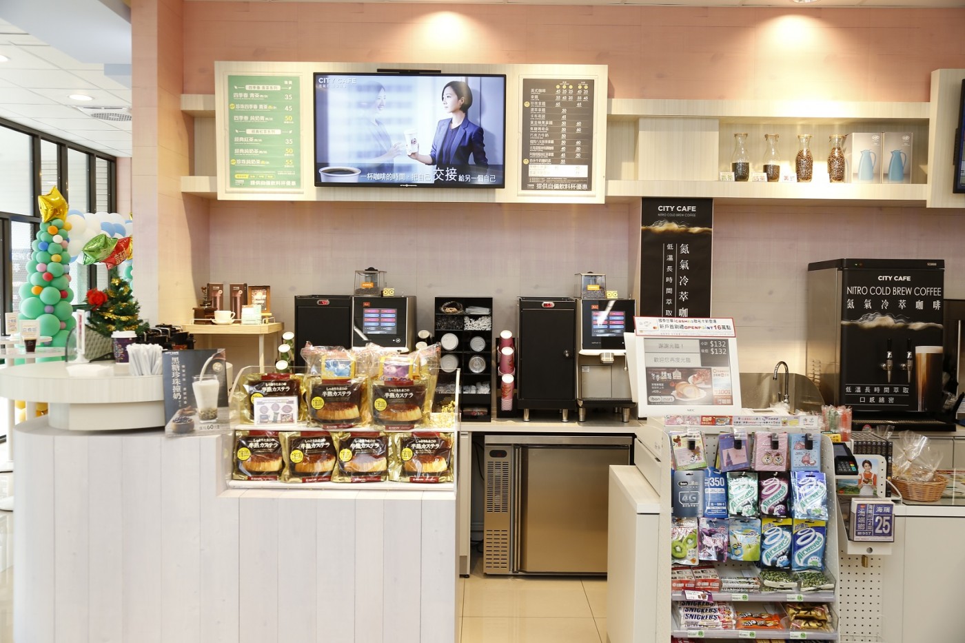 09_現煮飲品區從CITY CAFE與現萃茶的製作區以L型設計,搭配現煮飲品杯子杯蓋設計之專用放置架