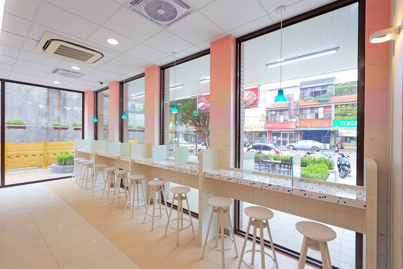 13_未來形象店內客席區BAR型座位區共12個座位,因應在便利商店用餐及個人化休憩需求,首度於長型桌