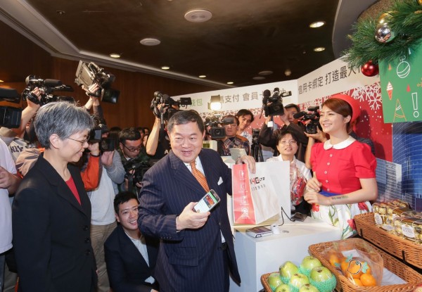遠東集團董事長徐旭東,使用firDay錢包購物,輕鬆又便利.jpg