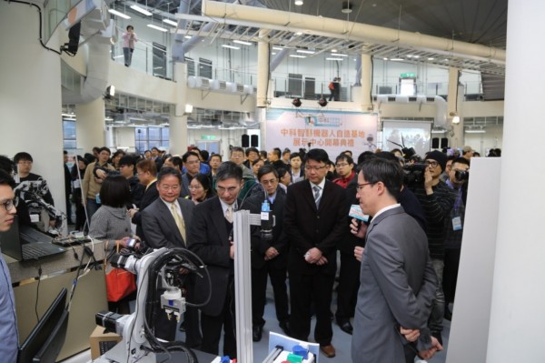 「中科智慧機器人自造基地展示中心開幕活動」參觀機器人並聆聽解說