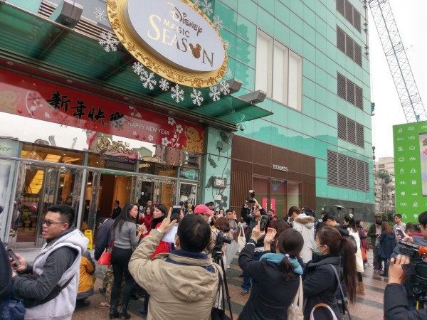 遠東SOGO台北店復興館前廣場聚集了大批人潮高舉手機搶拿AR紅包,現場可比之前全民瘋抓寶遊戲的盛況。