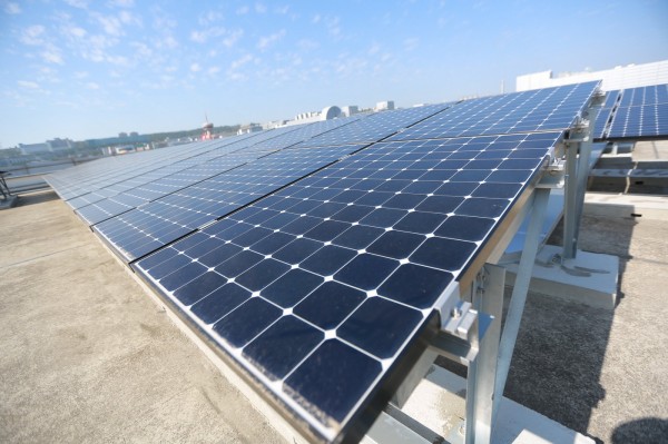 康寧友達攜手合作於康寧台中廠及台南廠屋頂建置太陽能板,響應綠能發電 1 (台灣康寧提供).JPG