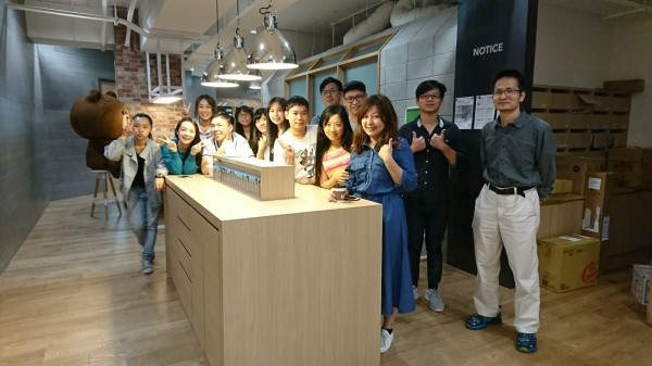 嚮網科技團隊合照.jpg