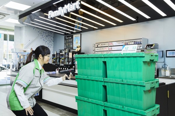 EC貨件加入RFID Tag標籤,讓物流理貨快速,也讓店員驗貨、找貨更容易。.jpg