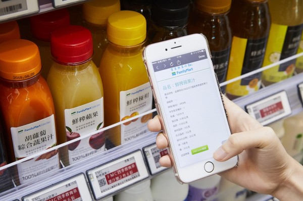 以往店舖每兩周要換一次貨架標籤,運用智慧型的標籤能自動更新商品資訊,並提供優惠訊息和食品履歷.jpg