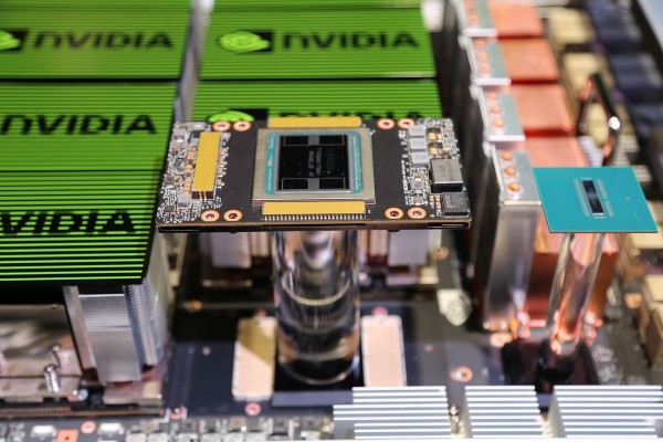 NVIDIA DGX-2 與 TESLA V100