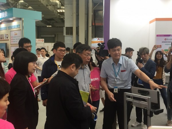 工研院代表向柯市長解說自動理貨物流機器人運作流程.jpg
