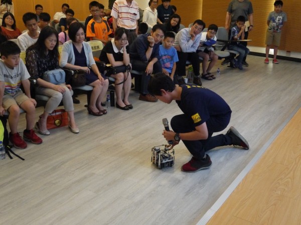 0528-中科實中國中部張承翰同學示範操作機器人.jpg