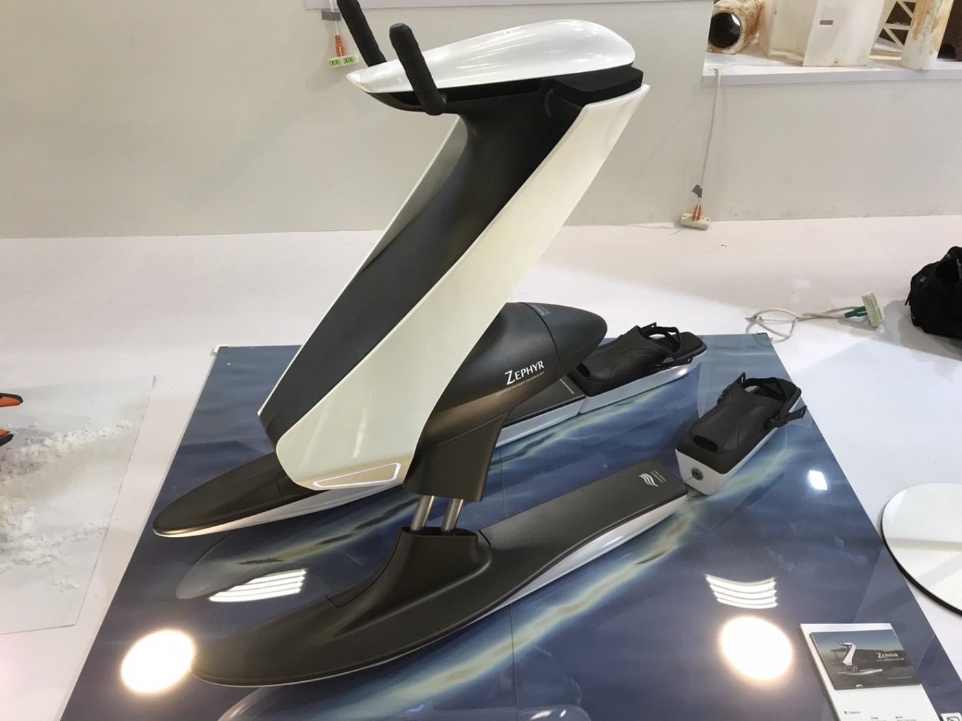 為因應海平面升高的2050年所設計的划水摩托車.jpg