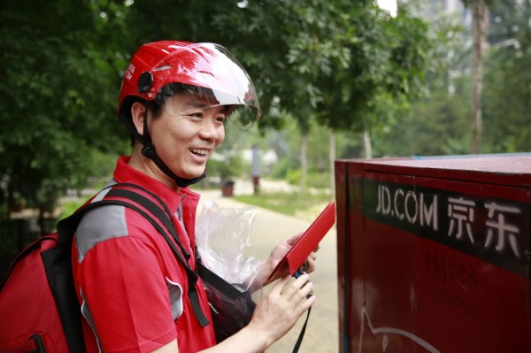 JD.com-CEO-Richard-Liu-delivering-orders-on-June-1