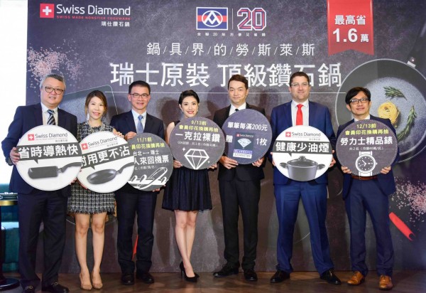 01(由左至右)康寧餐具大中華兼西亞太區總裁陳民光、花仙子企業執行長王佳郁、營運長蔡篤昌、全聯先生夫