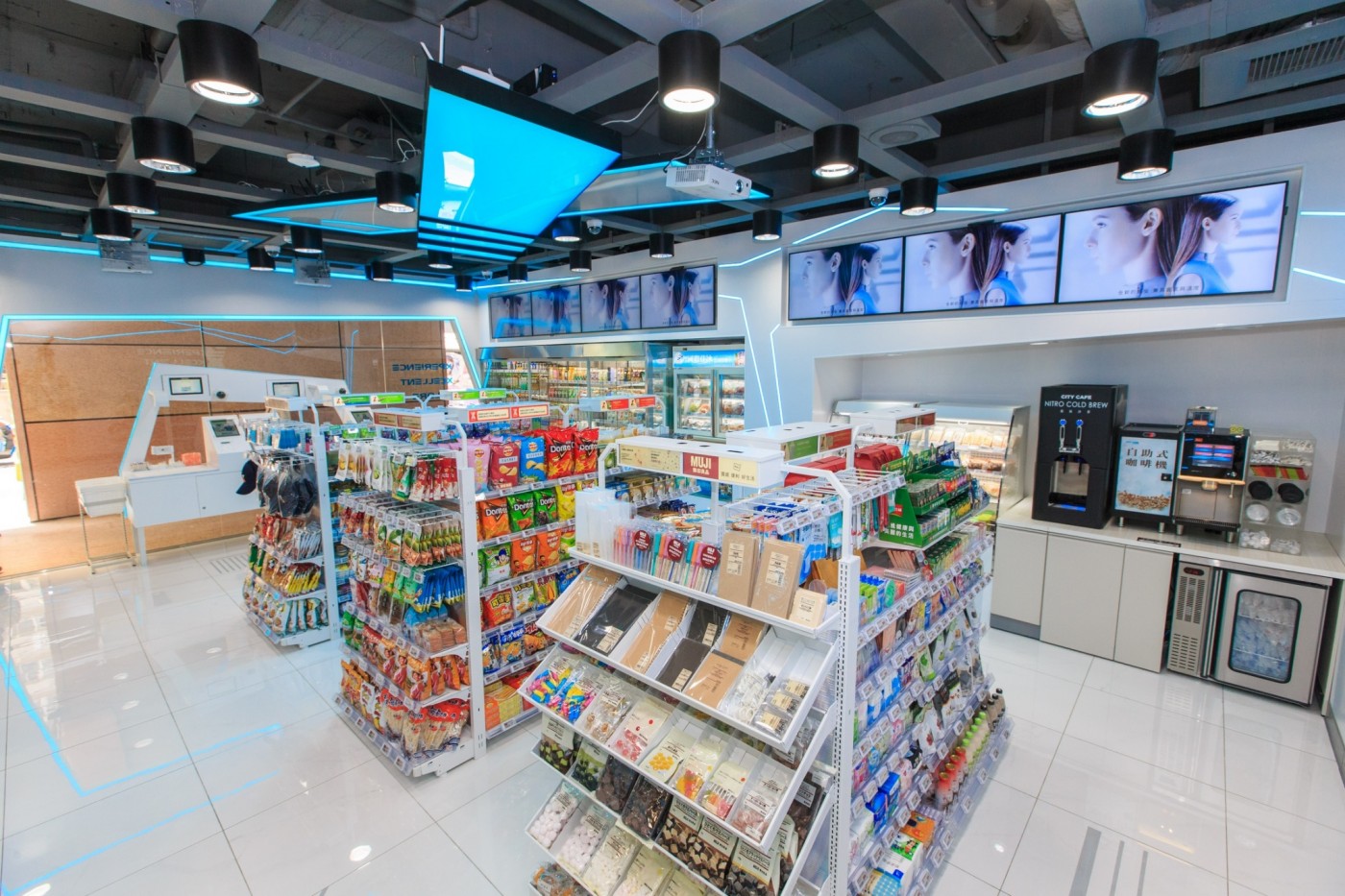 「X-STORE」同時設有兩區(未來商店自助區+門市服務區),更與鄰近不到100公尺的另一門市共同運