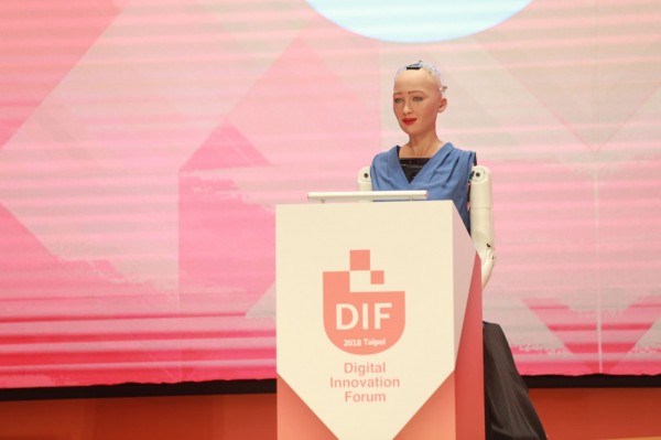 世界首位機器公民Sophia,擔任「數位創新論壇」致詞貴賓,開場更以中文您好向現場觀眾問好。.jpg