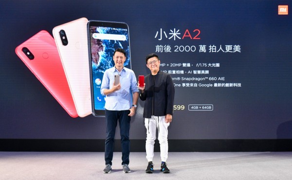 小米攜手Pchome宣布小米A2開賣(由左至右為)小米台灣總經理-李佳峰、Pchome總經理-蔡凱文