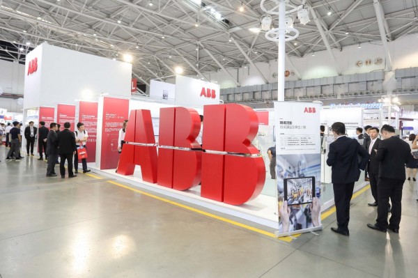 【新聞照片三】ABB以「預見數位轉型──連所未連」為題,展出數位技術與製造、能源、工作模式交相激盪下