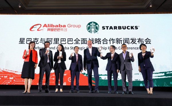 星巴克與阿里巴巴達成新零售全面戰略合作,由左至右依序為:阿里巴巴集團副總裁盒馬首席技術官王曦若、阿里