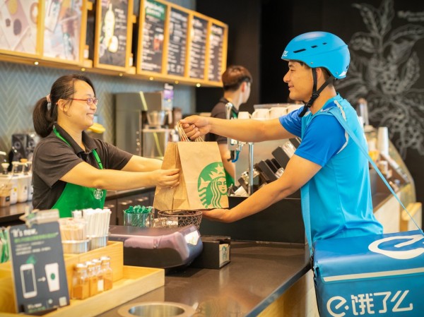 餓了麼將配備專屬星巴克的外送團隊,以確保外送飲品品質如一。.jpg