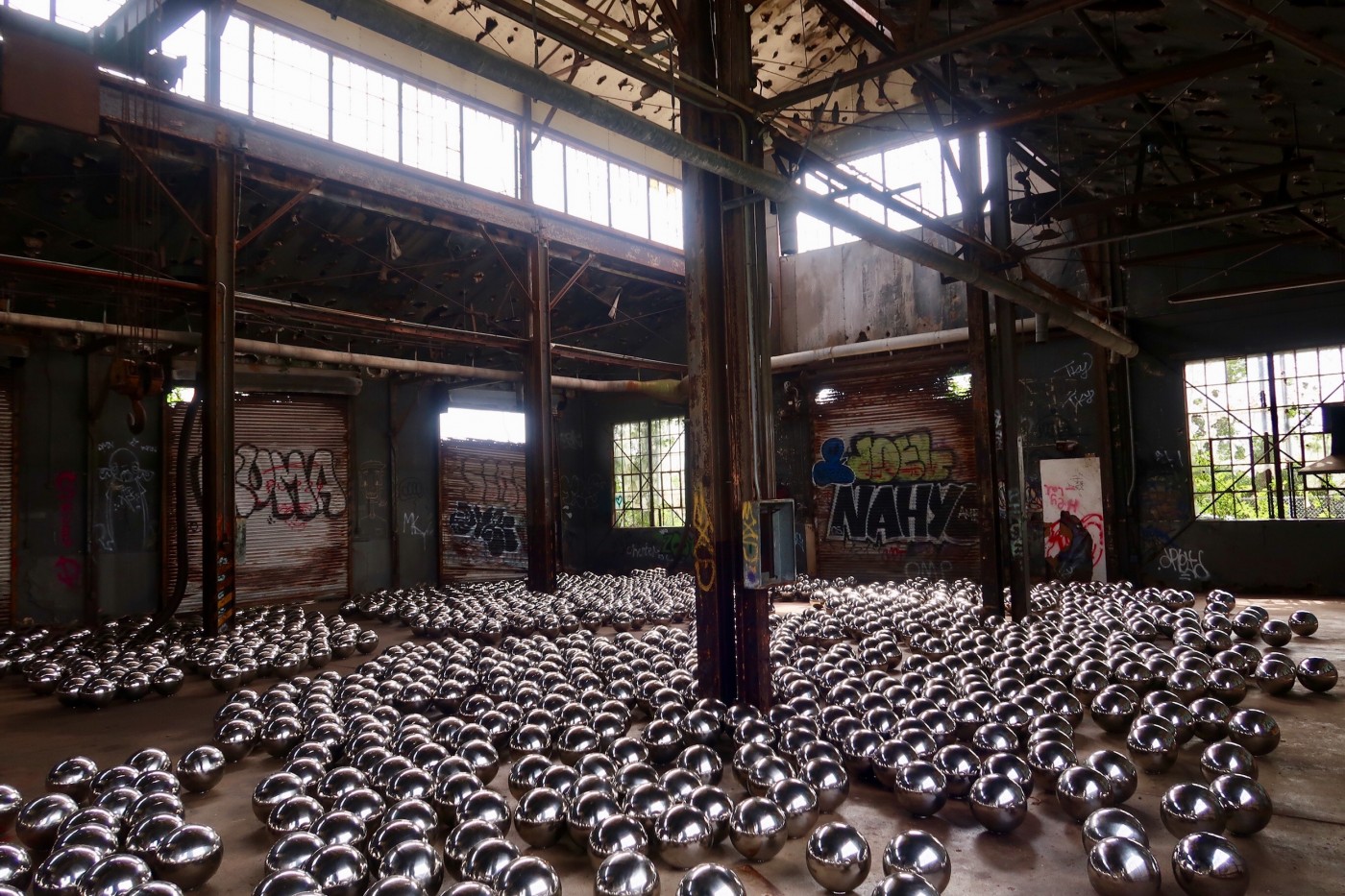 草間彌生 販售自戀 的水仙花園 50年後再現紐約廢棄火車庫 Shoppingdesign