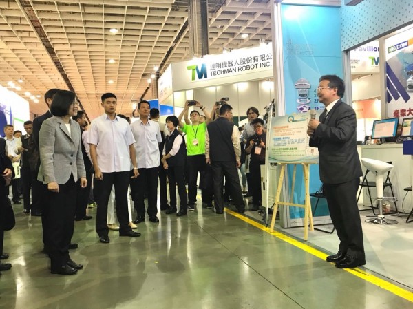 0830-蔡總統蒞臨中科智慧機器人主題形象館,由中科管理局陳銘煌局長(右一)進行解說.jpg