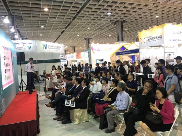 0830-AI新創公司分享精彩內容吸引參觀民眾駐足聆聽,或坐或站十分熱絡.jpg