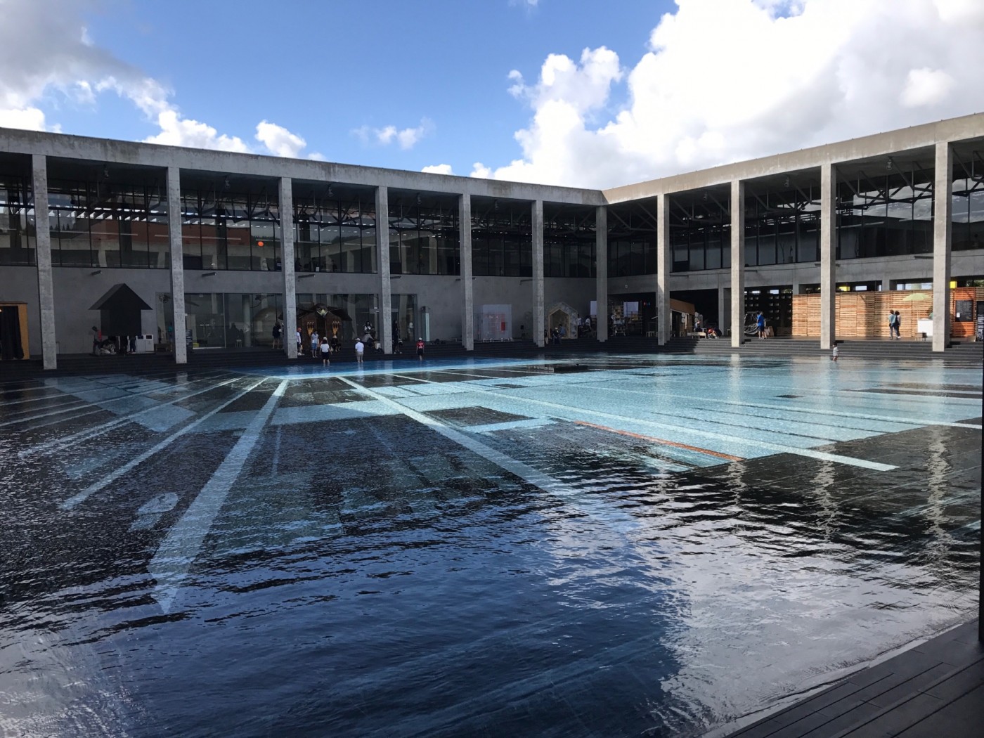 里山現代美術館的大水池.jpg
