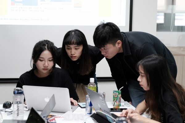 【圖5】參賽隊伍現場熱烈Hacking,圖為亞軍隊伍「記帳雞」.JPG