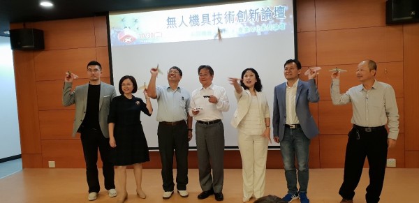 中科管理局陳銘煌局長(中)與今日講者經緯航太科技公司陳杏圓人工智慧長(右3)、喜門史塔雷克公司丁彥允