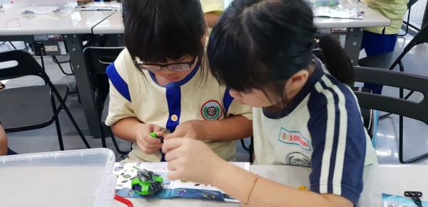 中和國小學生專注組裝機器人