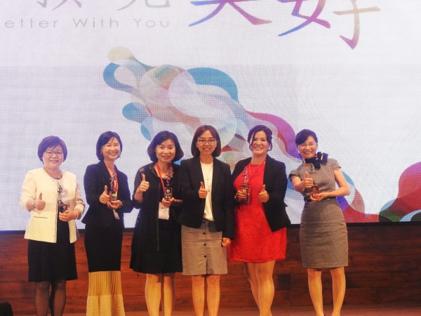 經濟部中小企業處胡貝蒂副處長(右三)與卓越經營類優勝企業合影
